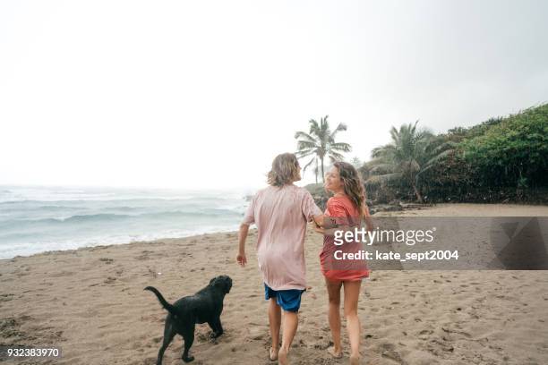 feliz pareja de profesionales de 35 años de edad con vacaciones en el caribe - 30 34 years fotografías e imágenes de stock