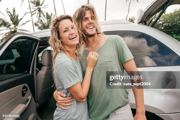 feliz pareja de profesionales de 35 años de edad con vacaciones en el caribe - 30 34 years fotografías e imágenes de stock