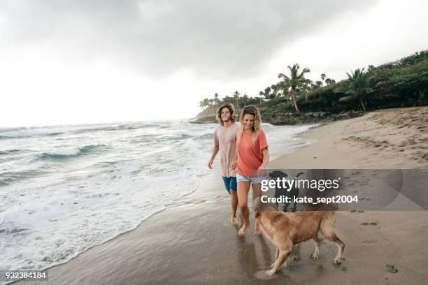 feliz pareja de profesionales de 35 años de edad con vacaciones en el caribe - 30 34 years fotografías e imágenes de stock