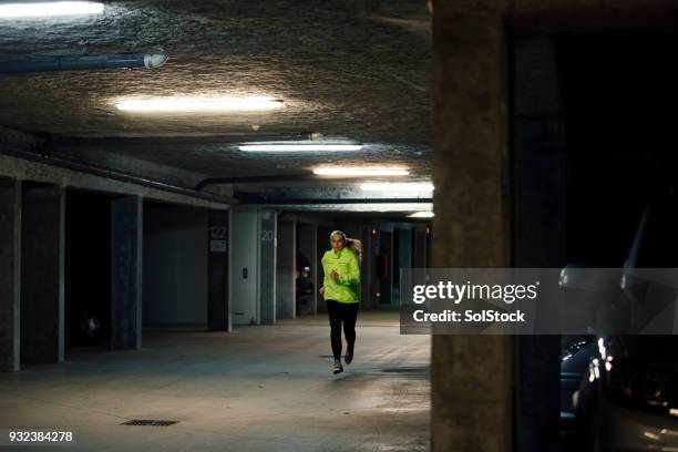 formation dans le parc de voiture sportive - jog on the spot photos et images de collection