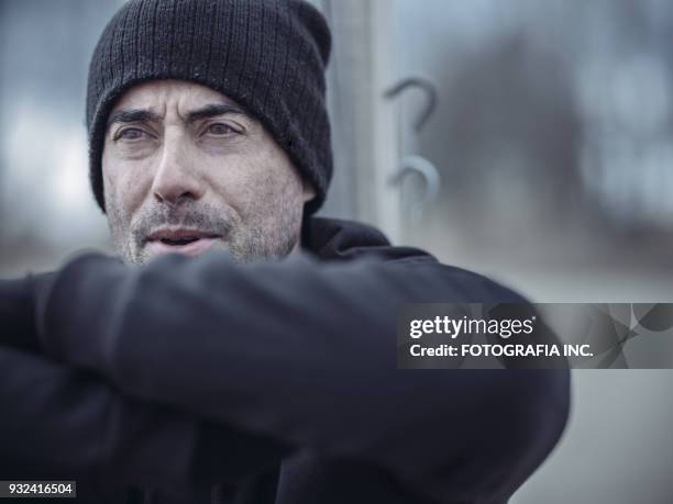 fitness all'aperto in inverno - barba incolta foto e immagini stock