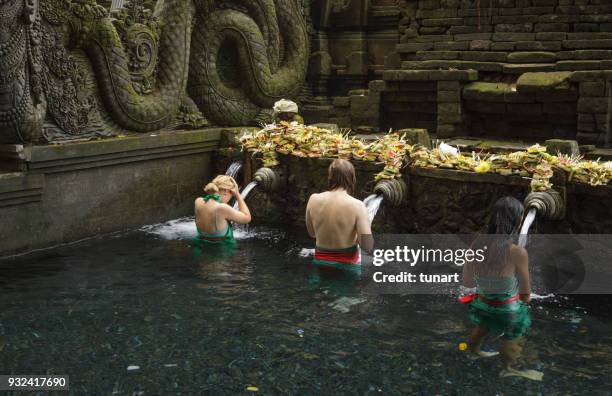 primavera de tirta empul, bali, indonesia - purity fotografías e imágenes de stock