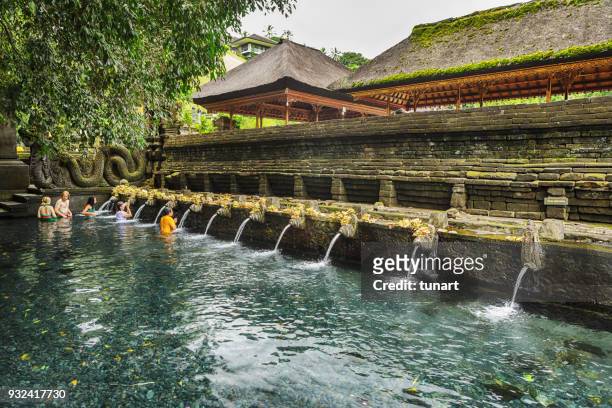 印尼巴厘島泉水 empul 春季 - tampaksiring 個照片及圖片檔
