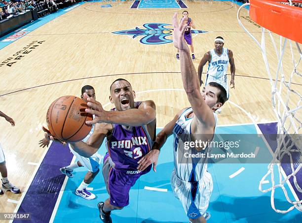 Grant Hill of the Phoenix Suns shoots over Peja Stojakovic of the New Orleans Hornets on November 19, 2009 at the New Orleans Arena in New Orleans,...