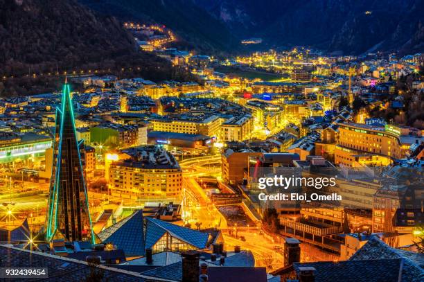 flygfoto över andorra la vella skymning escaldes caldea blå timme - andorra la vella bildbanksfoton och bilder