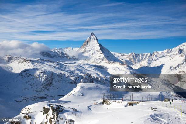 the matterhorn stands against a blue sky on a clear day - inselbergue imagens e fotografias de stock