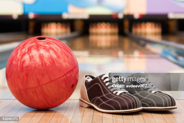 bowlingschuh - bowlingbahn stock-fotos und bilder