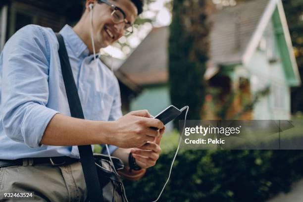 zakelijke man video calling familie op straat - 2017 common good forum stockfoto's en -beelden