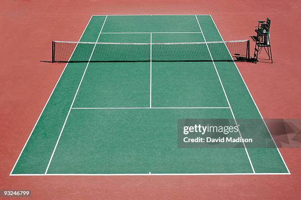 empty tennis court and umpire's chair. - tennis court foto e immagini stock