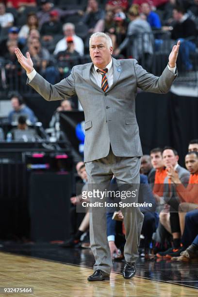 Oregon State head coach Wayne Tinkle reacts to a call during the first round game of the mens Pac-12 Tournament between the Washington Huskies and...