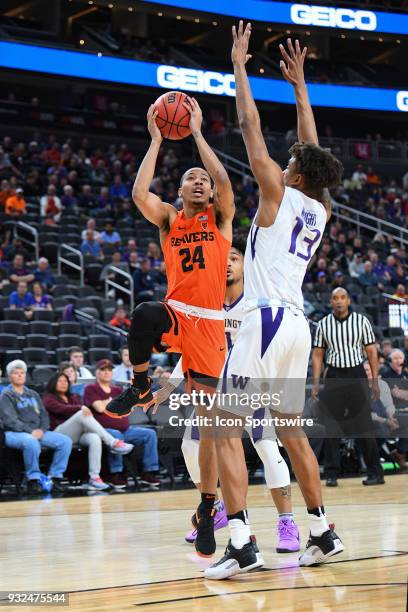 Oregon State guard Kendal Manuel drives to the basket during the first round game of the mens Pac-12 Tournament between the Washington Huskies and...