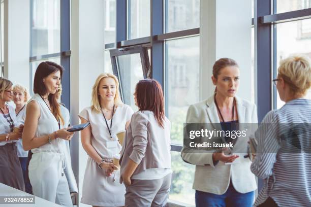 seminar voor vrouw, vrouwen bespreken tijdens de koffiepauze - press conference of aap leader saurabh bhardwaj stockfoto's en -beelden