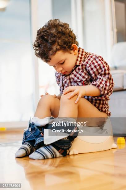 kleine jongen zit op het potje - baby pee stockfoto's en -beelden