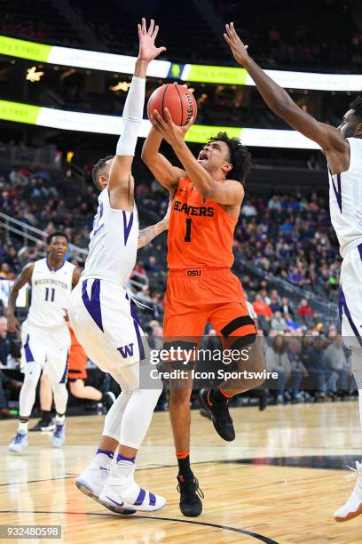 Oregon State guard Stephen Thompson Jr. Drives to the basket during the first round game of the mens Pac-12 Tournament between the Washington Huskies...