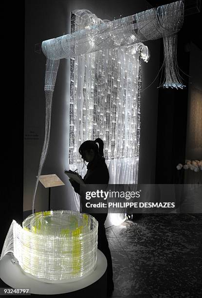 Une personne regarde les tissages de la Finlandaise Maija Lavonen réalisés en fibre optique au Musée des tissus de Lyon, le 20 novembre 2009, dans le...