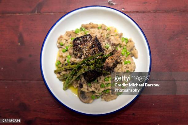 wild mushroom risotto ingredients - arroz de grão curto imagens e fotografias de stock