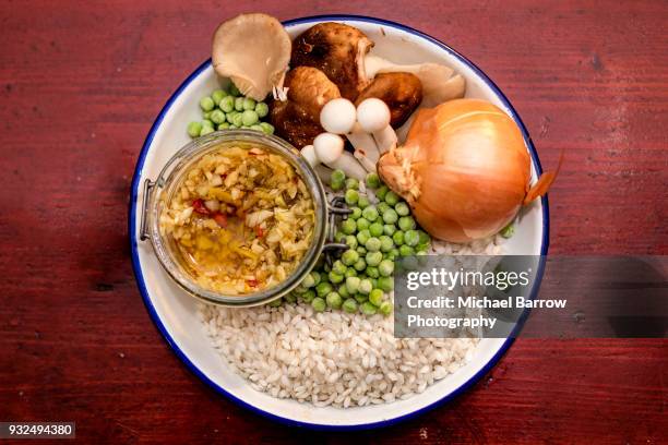 wild mushroom risotto ingredients - arroz de grão curto imagens e fotografias de stock