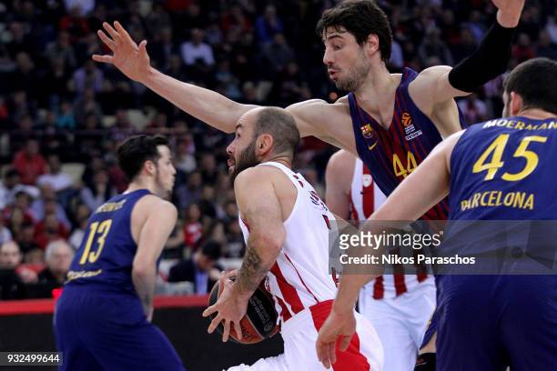 Vassilis Spanoulis, #7 of Olympiacos Piraeus competes with Ante Tomic, #44 of FC Barcelona Lassa during the 2017/2018 Turkish Airlines EuroLeague...