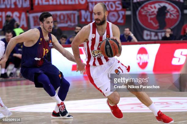 Vassilis Spanoulis, #7 of Olympiacos Piraeus competes with Thomas Heurtel, #13 of FC Barcelona Lassa during the 2017/2018 Turkish Airlines EuroLeague...