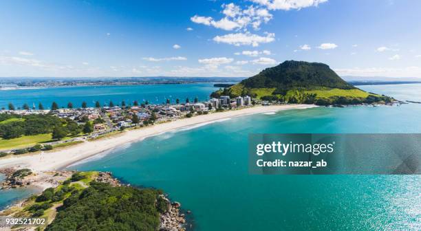 panorama flygfoto över mt maunganui kustlinje. - bay of plenty bildbanksfoton och bilder