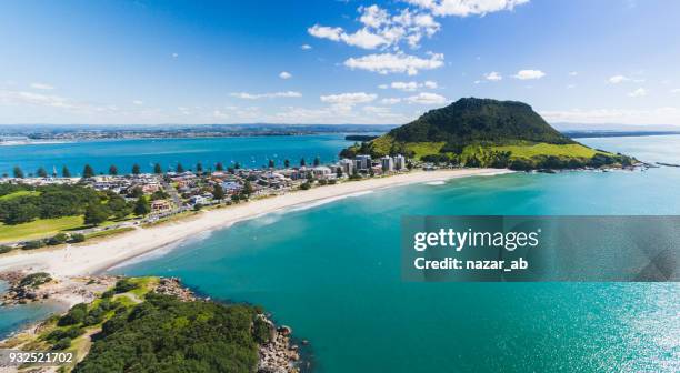 panorama flygfoto över mt maunganui kustlinje. - nz summer bildbanksfoton och bilder