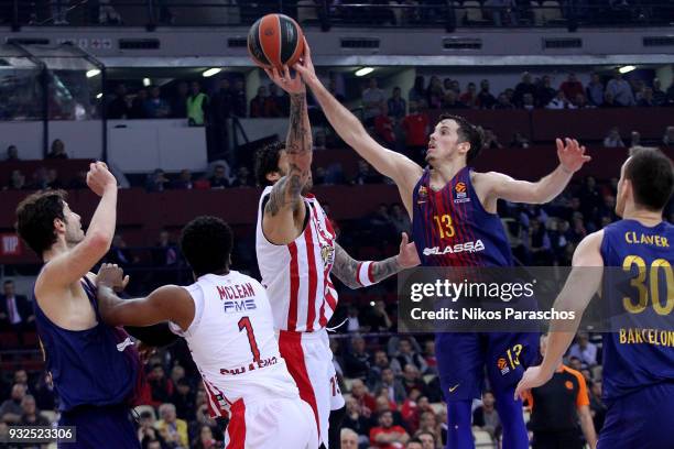 Thomas Heurtel, #13 of FC Barcelona Lassa competes with Georgios Printezis, #15 of Olympiacos Piraeus during the 2017/2018 Turkish Airlines...