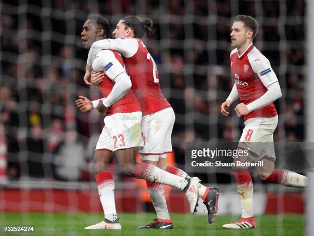 Danny Welbeck of Arsenal celebrates his penalty with Hector Bellerin and Aaron Ramsey during the UEFA Europa League Round of 16 Second Leg match...