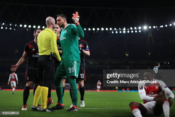 Gianluigi Donnarumma of AC Milan and team mates protest as the extra official awards a penalty for a foul on Danny Welbeck of Arsenal during the UEFA...