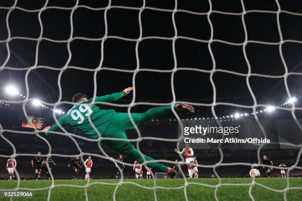 Danny Welbeck of Arsenal scores a goal from the penalty spot during the UEFA Europa League Round of 16 2nd leg match between Arsenal and AC MIian at...