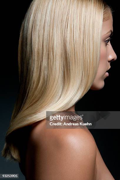 naked young woman, profile. - blond haar stockfoto's en -beelden