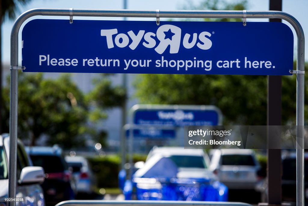 Toys 'R' Us to Liquidate As Retailer's Turnaround Collapses