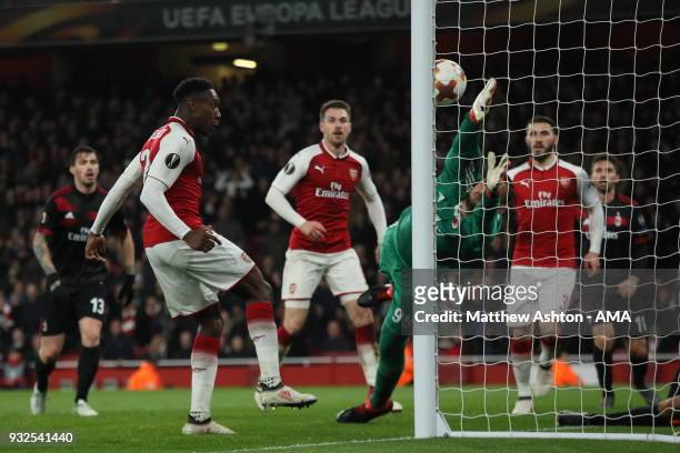 Danny Welbeck of Arsenal scores a goal to make it 3-1 during the UEFA Europa League Round of 16: Second Leg match between Arsenal and AC Milan at...