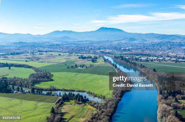 oregon willamette valley aerials - v1 - fiume willamette foto e immagini stock