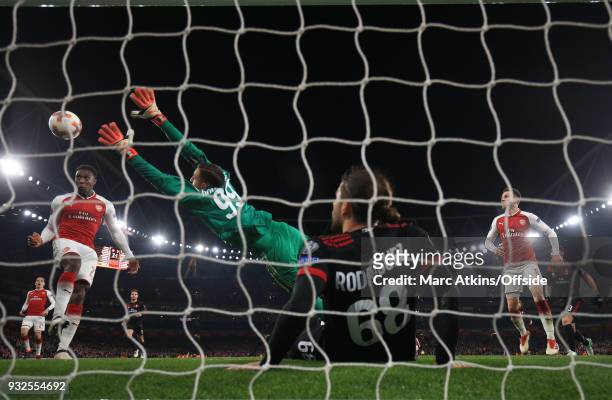 Danny Welbeck of Arsenal scores their 3rd goal during the UEFA Europa League Round of 16 2nd leg match between Arsenal and AC MIian at Emirates...