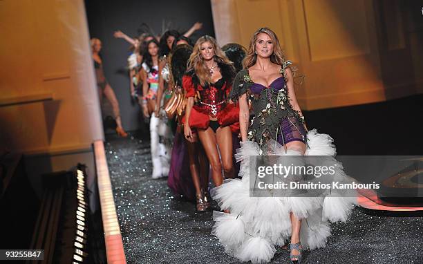 Heidi Klum walks the runway during the 2009 Victoria's Secret fashion show at The Armory on November 19, 2009 in New York City.