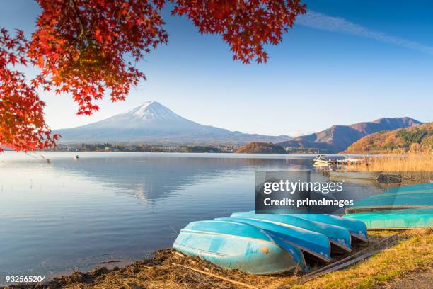 kayak barca nel lago kawaguchiko sul monte fuji - prefettura di saitama foto e immagini stock