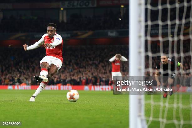 Danny Welbeck of Arsenal scores their 1st goal from the penalty spot during the UEFA Europa League Round of 16 2nd leg match between Arsenal and AC...