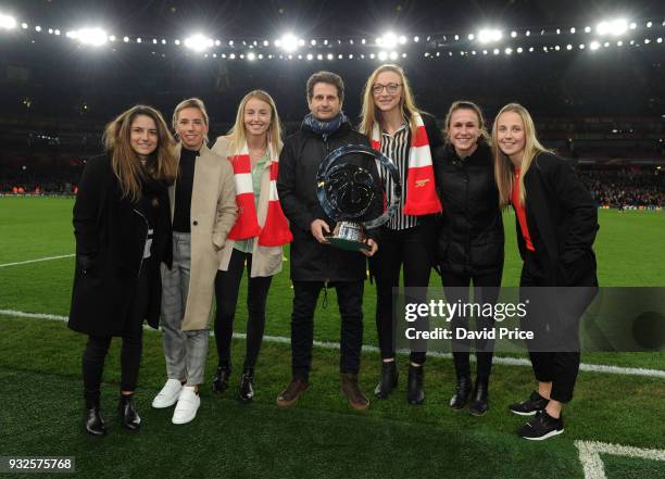 Danielle van de Donk, Jordan Nobbs, Leah Williamson, Joe Montemurro , Louise Quinn, Heather O'Reilly and Beth Mead of the Arsenal Women show off the...