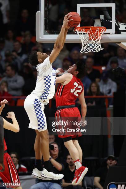 Washington of the Kentucky Wildcats dunks the ball against Rusty Reigel of the Davidson Wildcats in the first half during the first round of the 2018...