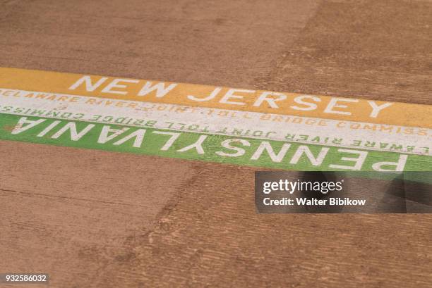 usa, new jersey, pennsylvania state line - amerikanische-bundesstaatsgrenze stock-fotos und bilder