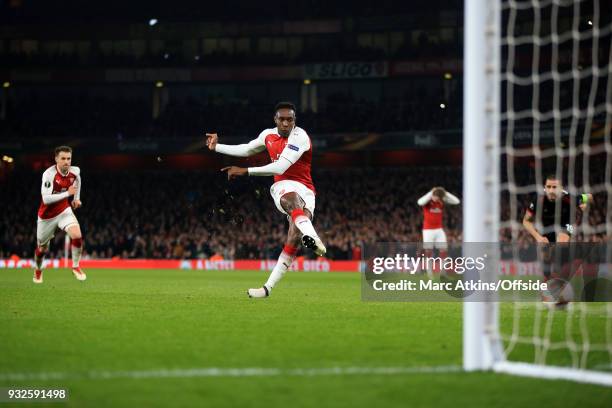 Danny Welbeck of Arsenal scores goal from the penalty spot during the UEFA Europa League Round of 16 2nd leg match between Arsenal and AC MIian at...