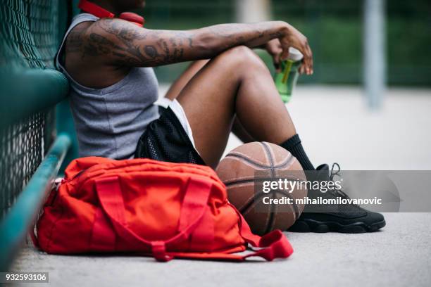 ruhen sie sich nach sportlichen aktivitäten - gym bag stock-fotos und bilder