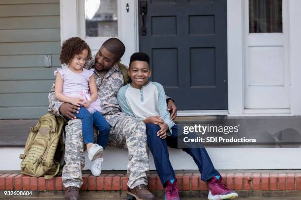 papà dell'esercito parla con i suoi figli prima del suo dispiegamento - family porch foto e immagini stock