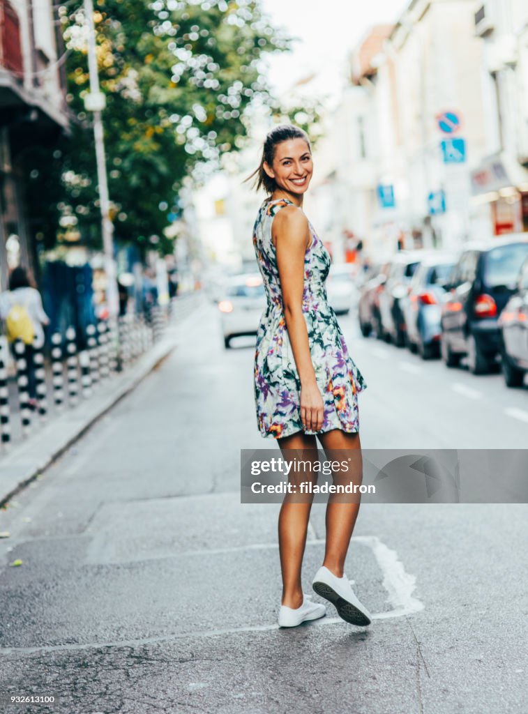 Femme en vous promenant dans la ville