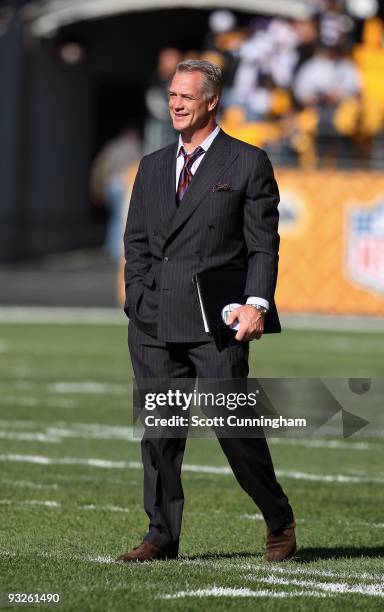 Daryl "Moose" Johnston of Fox Sports watches warmups before the game between the Minnesota Vikings and the Pittsburgh Steelers at Heinz Field on...