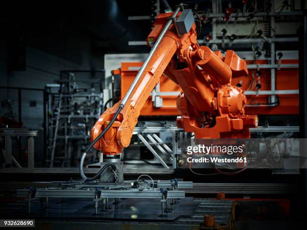 industrial robot arm used in metalworking - manufacturing equipment photos et images de collection