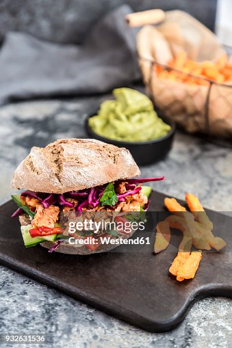 Pulled pork jackfruit burger, jackfruit, red cabbage, cucumber, paprika, parsley Pulled pork jackfruit burger, jackfruit, red cabbage, cucumber, paprika, parsley