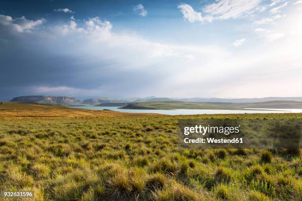 africa, south africa, harrismith, sterkfontein dam, drakensberge - afrika landschaft stock-fotos und bilder