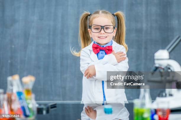 geeky ガール - 科学者　子供 ストックフォトと画像