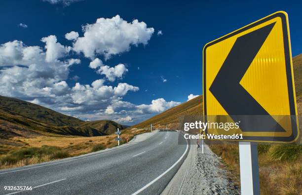 new zealand, south island, crown range, crown range road - señal de circulación fotografías e imágenes de stock